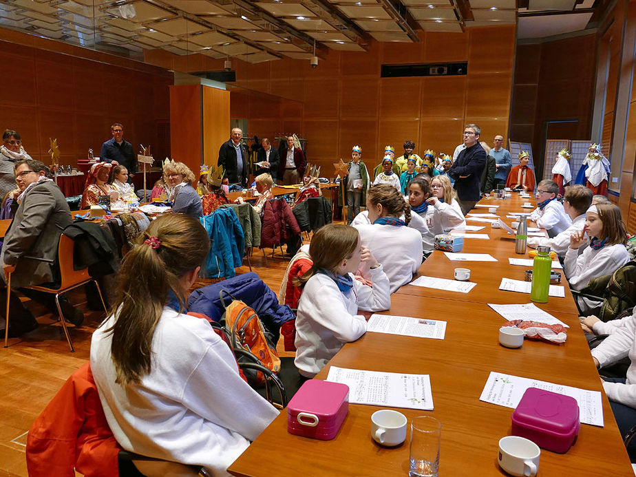 Naumburger Sternsinger zu Besuch beim Hessischen Ministerpräsidenten Volker Bouffier (Foto: Karl-Franz Thiede)